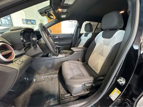 Used 2025 Chevrolet Trax RS FWD image 4