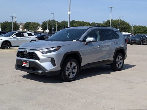 Used 2025 Toyota RAV4 XLE FWD image 10