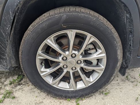 Used 2021 Jeep Cherokee Latitude Lux w/ Comfort/Convenience Group image 10