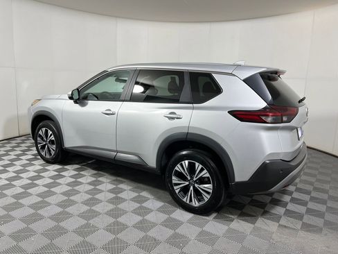 Used 2023 Nissan Rogue SV image 2