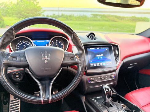 Used 2018 Maserati Ghibli GranSport image 32