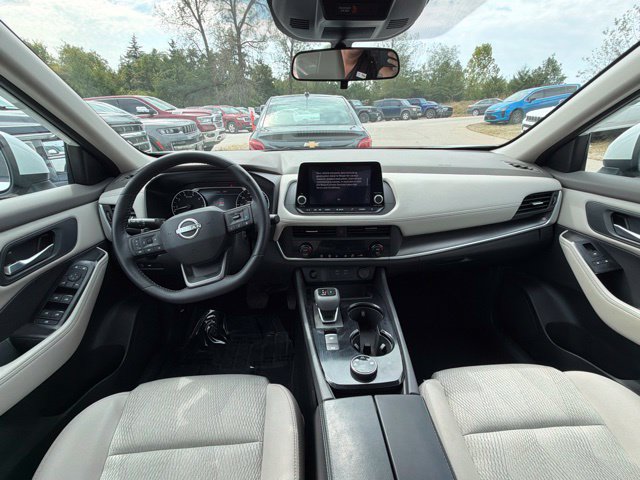 Used 2025 Nissan Rogue SV AWD/4WD image 19