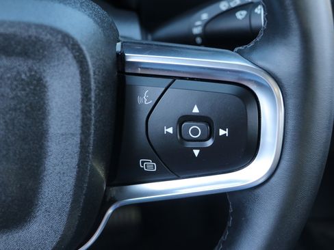 Used 2024 Volvo XC40 B5 Core image 19