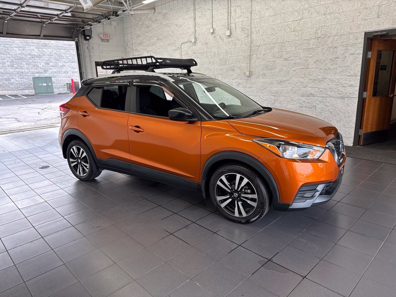 Used 2018 Nissan Kicks SV w/ Exterior Package FWD image 1
