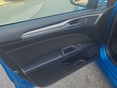 Used 2019 Ford Fusion SE FWD image 12