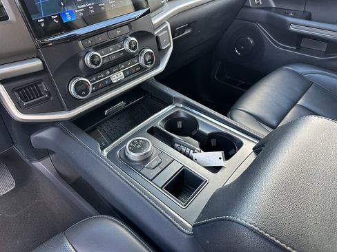 Used 2024 Ford Expedition XLT image 31