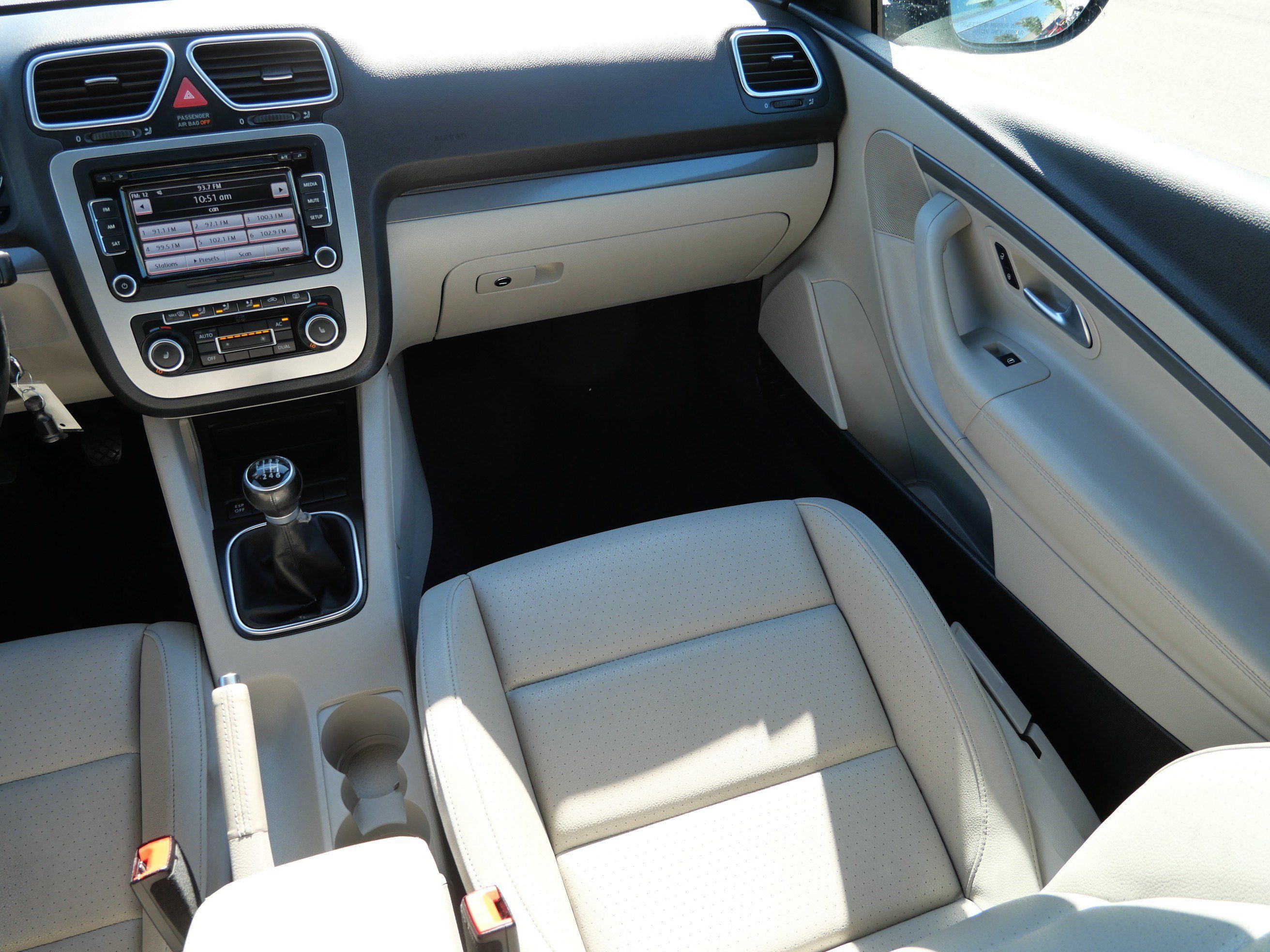 Used 2010 Volkswagen Eos Komfort FWD image 9