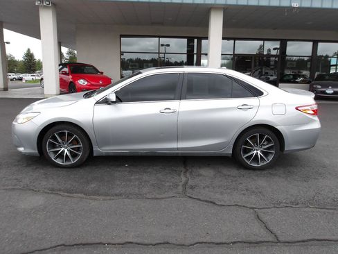 Used 2016 Toyota Camry XSE w/ Moonroof Package image 2