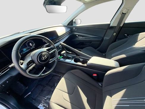 Certified 2025 Hyundai Elantra SEL FWD image 21