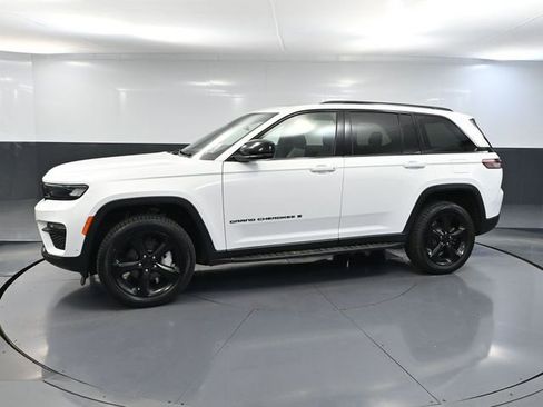 Used 2024 Jeep Grand Cherokee Limited w/ Luxury Tech Group II AWD/4WD image 12