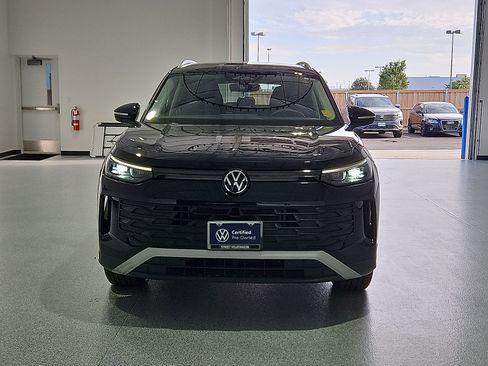 Certified 2025 Volkswagen Tiguan SE FWD image 3
