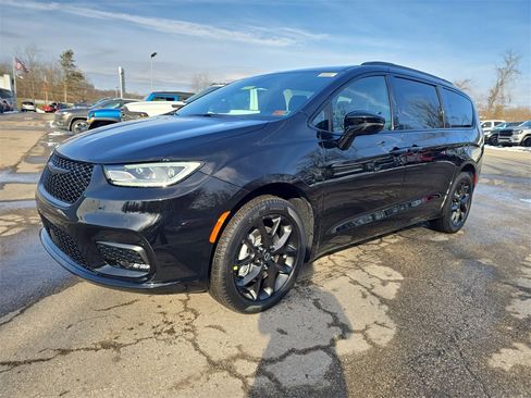 New 2026 Chrysler Pacifica Select w/ S Appearance Package image 9