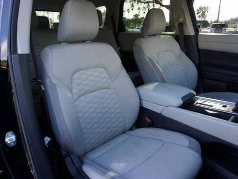 Used 2022 Nissan Pathfinder SV image 2