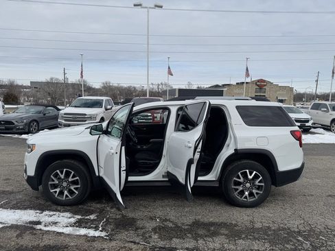 Used 2023 GMC Acadia SLE w/ Driver Convenience Package image 4