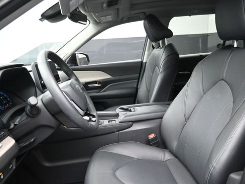 Used 2025 Toyota Grand Highlander AWD image 16