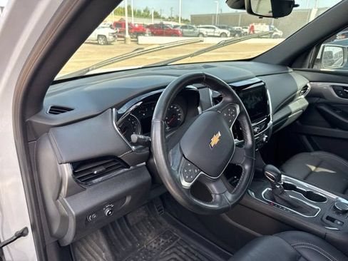 Used 2023 Chevrolet Traverse LT w/ Rear Camera Mirror Package FWD image 6