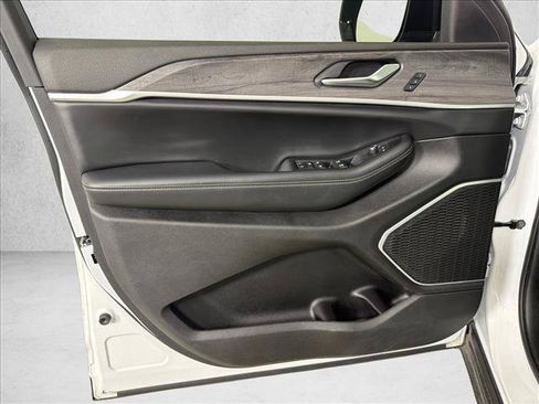 Used 2022 Jeep Grand Cherokee L Limited RWD image 10