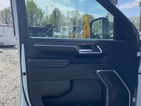 Used 2024 Chevrolet Silverado 3500 LT w/ Convenience Package image 9