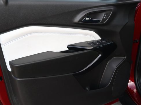 Used 2025 Chevrolet Trax LT w/ LT Convenience Package image 15