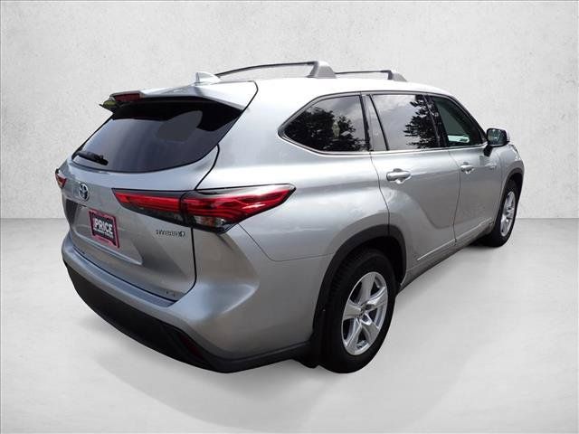Used 2020 Toyota Highlander LE AWD/4WD image 4