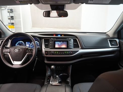 Used 2019 Toyota Highlander LE AWD/4WD image 18