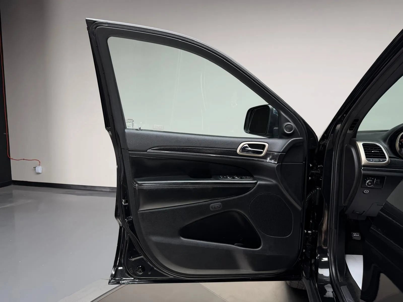 Used 2014 Jeep Grand Cherokee Limited RWD image 23