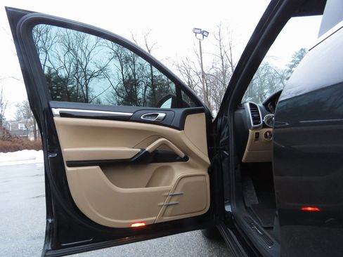 Used 2017 Porsche Cayenne image 9