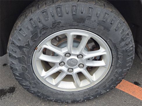 Used 2018 Jeep Grand Cherokee Laredo AWD/4WD image 9