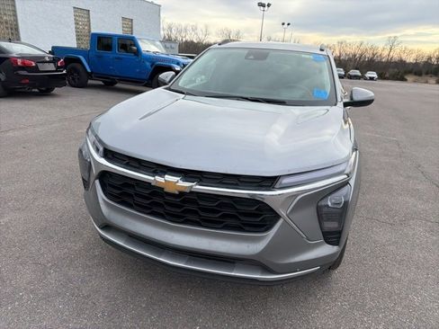 Used 2025 Chevrolet Trax LT w/ LT Convenience Package image 5