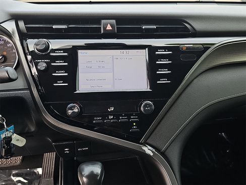 Used 2019 Toyota Camry SE w/ Carpet Mat Package image 18