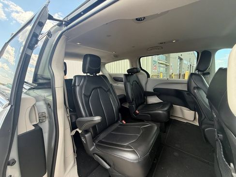 Used 2024 Chrysler Pacifica Touring-L FWD image 39