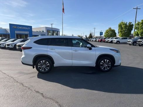 Used 2025 Toyota Highlander XLE AWD/4WD image 8