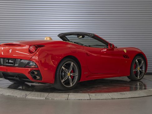 Used 2014 Ferrari California RWD image 5