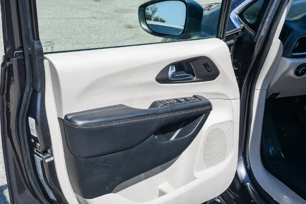 Used 2023 Chrysler Pacifica Touring-L FWD image 25