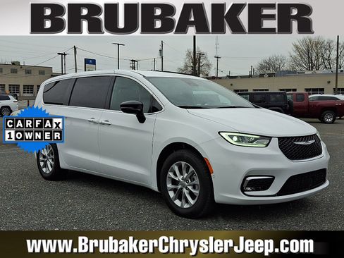 Used 2025 Chrysler Pacifica Select image 1