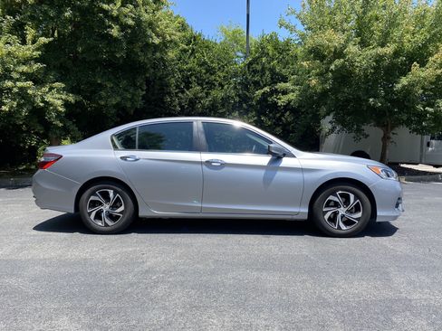 Used 2017 Honda Accord LX image 10