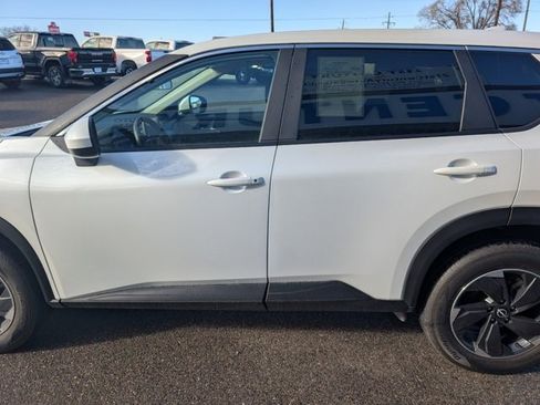 Used 2024 Nissan Rogue SV image 5