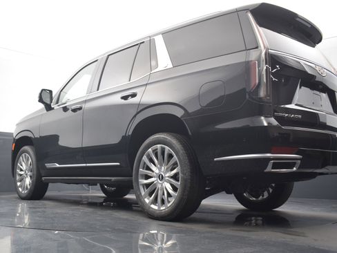 Used 2024 Cadillac Escalade Premium Luxury image 17