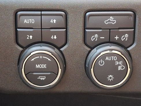 Used 2024 Chevrolet Silverado 1500 LT w/ Z71 Off-Road Package AWD/4WD image 23