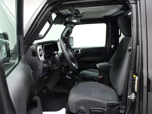 Used 2025 Jeep Wrangler Sahara image 12