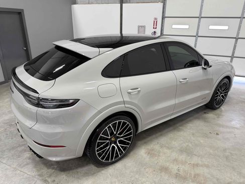 Used 2022 Porsche Cayenne GTS AWD/4WD image 32