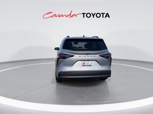 Certified 2025 Toyota Sienna XLE image 7