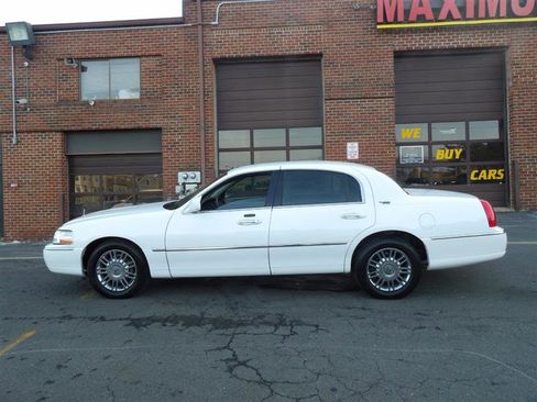 Used 2009 Lincoln Town Car Signature Limited image 2