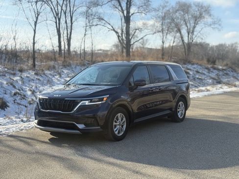 Used 2023 Kia Carnival LX image 2