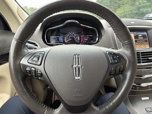 Used 2019 Lincoln MKT AWD image 25