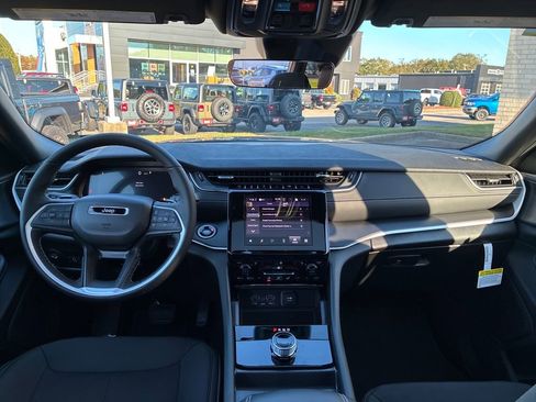 New 2025 Jeep Grand Cherokee image 12