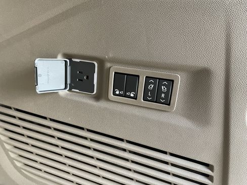 New 2026 GMC Yukon XL Denali w/ Denali Reserve Package image 10