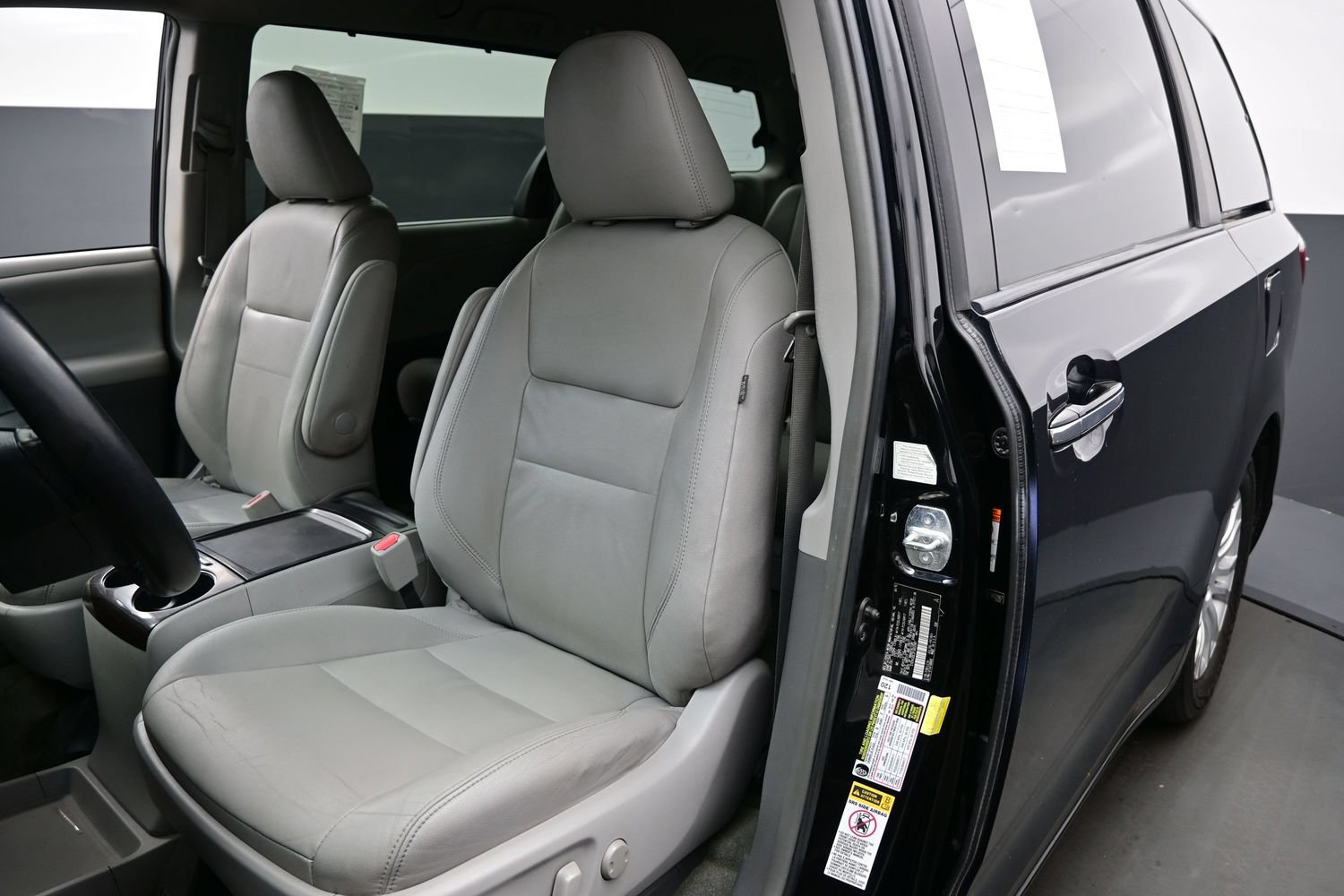Used 2015 Toyota Sienna XLE w/ XLE Navigation Package FWD image 12