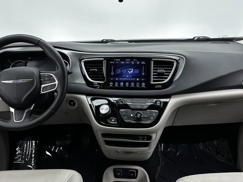 Used 2018 Chrysler Pacifica Touring-L image 27