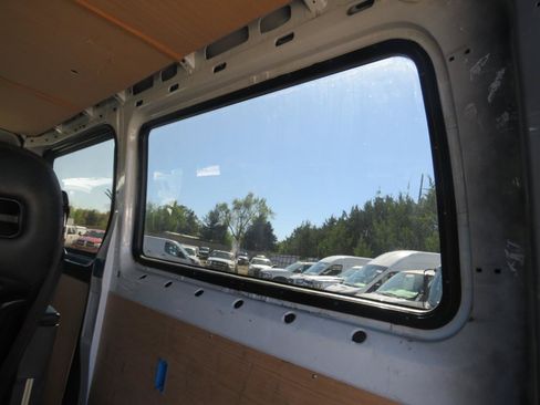 Used 2010 Freightliner Sprinter 2500 RWD image 33